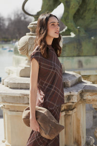 Top de tul sin mangas estampado de cuadros marrón