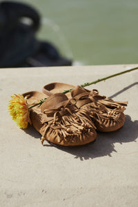 Zuecos con flecos camel