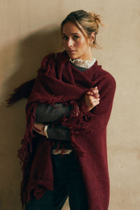 Poncho punto flecos vino