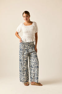Pantalón ancho estampado azul