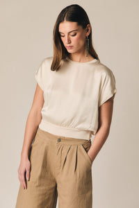 Top de raso con manga corta en color crudo