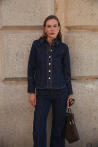 Camisa denim cintada com canesú western