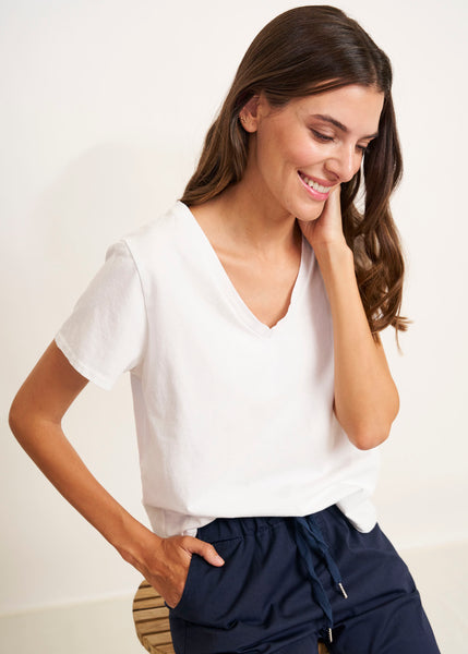 Cargar imagen en el visor de la galería, Camiseta básica cuello pico blanco

