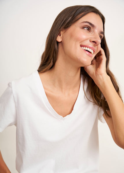 Cargar imagen en el visor de la galería, Camiseta básica cuello pico blanco
