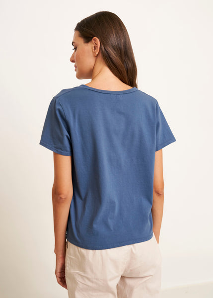 Cargar imagen en el visor de la galería, Camiseta básica cuello pico azul
