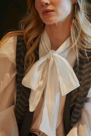 Blusa fina con lazo blanca