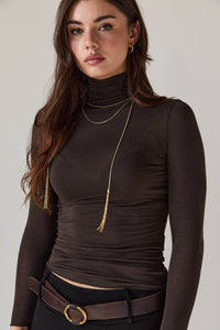 Camiseta cuello alto marrón