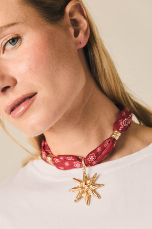 Colar lenço vermelho estrela dourada