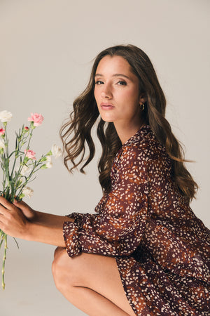 Blusa estampada com laçada no decote