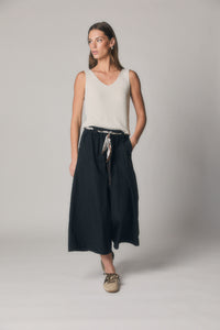 Pantalón cropped negro fluido