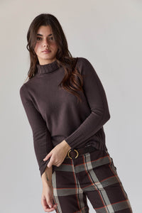 Jersey cuello vuelto canalé marrón