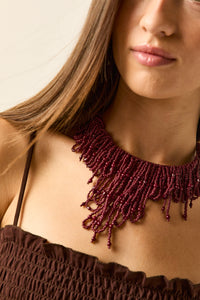 Collar de cuentas burdeos con flecos