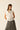 Blusa blanca sin mangas con volantes