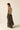 Blusa blanca sin mangas con volantes
