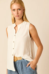 Blusa sin mangas blanca con cuello mao y botones