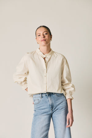 Blusa cru com gola mao e folhos delicados