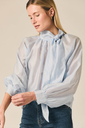 Blusa fina às riscas com laço celeste