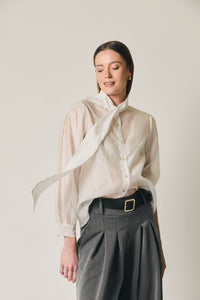 Blusa fina con lazo blanca