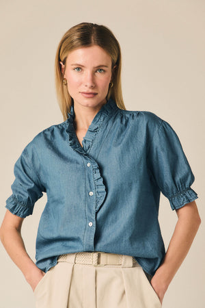 Blusa chambray azul com folho no decote