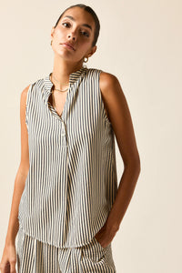 Blusa sin mangas seersucker azul marino