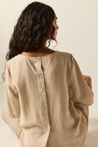Blusa oversize con botones en la espalda beige