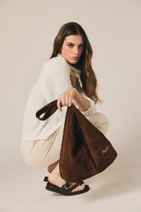 Mala shopper em camurça castanha com fecho e bolso