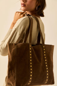 Bolso de ante con detalle de tachas top