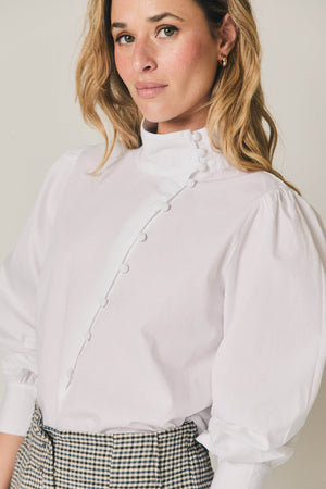 Camisa branca com botões forrados
