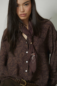 Camisa cuello mao estampado paisley marrón