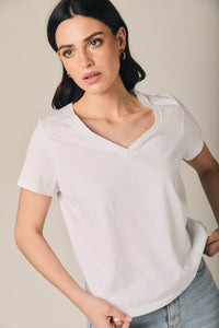 Camiseta básica cuello pico blanco