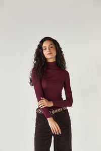 Camiseta cuello alto vino