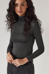 Camiseta cuello alto gris