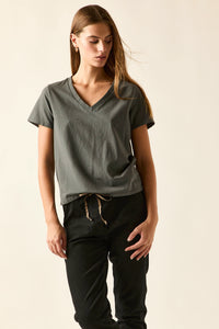 Camiseta básica cuello pico gris antracita