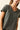 Camiseta básica cuello pico gris antracita