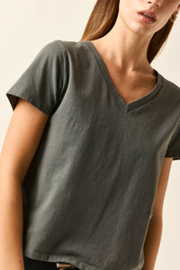 T-shirt básica cinzenta escuro decote em bico
