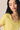 Camiseta básica cuello pico amarillo