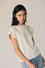 T-shirt tachas crú ombro estruturado
