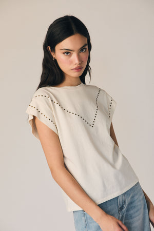 Camiseta manga corta tachas crudo