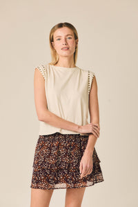 Camiseta sin mangas con tachas crudo