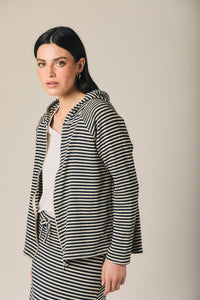 Chaqueta de rayas azul marino con capucha