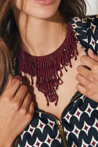 Collar de cuentas burdeos con flecos