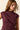 Top punto berenjena con detalle fruncido