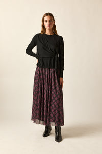 Camisola preta com nó lateral e corte 