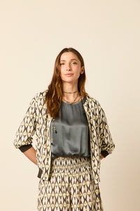 Bomber estampado gris y mostaza