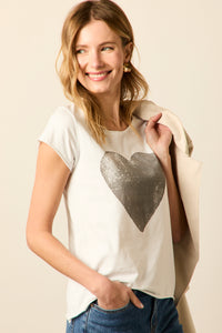 Camiseta básica blanca con corazón gris