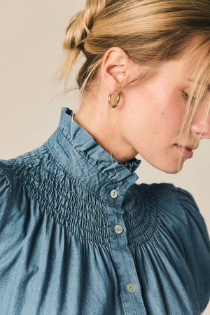 Blusa chambray azul com franzido e volume