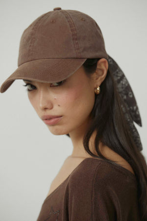 Gorra castanha com lenço bandana atrás
