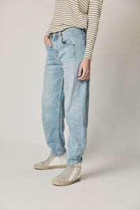 Jeans barrel azul claro