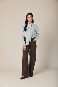 Jeans rectos castanhos com costuras marcadas