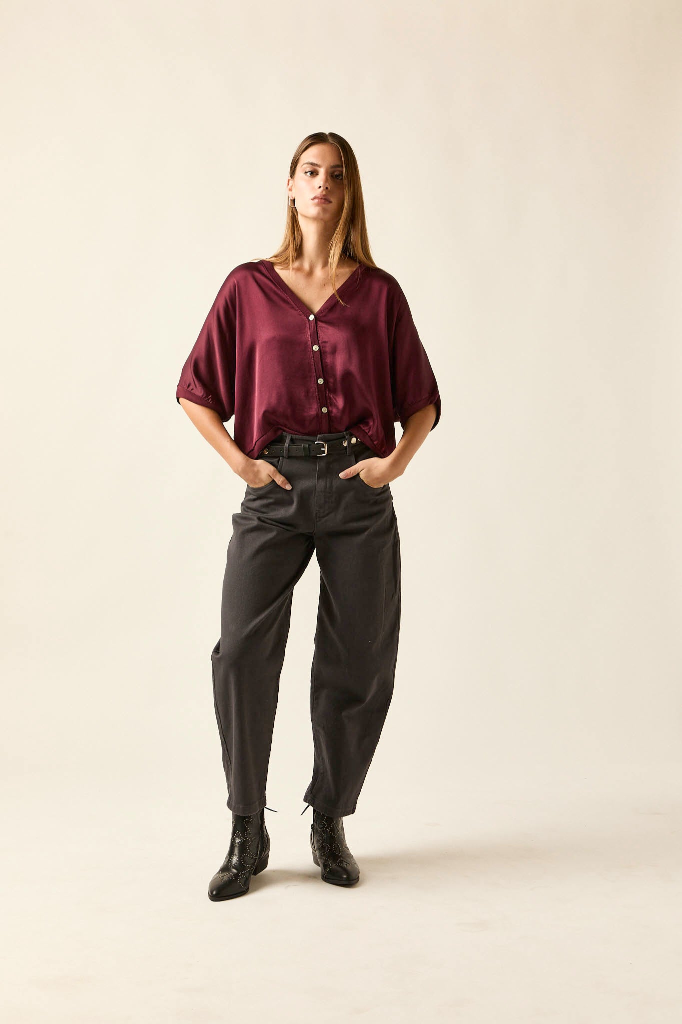 Jeans mom bombachos gris con corte relajado Algo Bonito